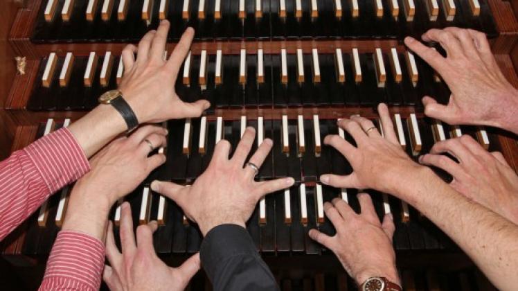 Alle Organisten dürfen mal zu jeder Orgel der Hauptkirchen greifen. In St. Marien erntete Domorganist Dominique Sauer stehende Ovationen.  
