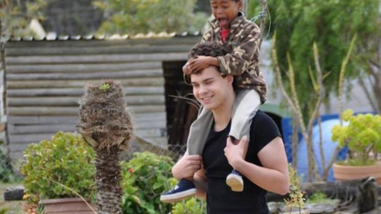 
            

            

              Bei „Mama Amelia“ in Kapstadt haben sich die Unisono-Mitglieder Antonia Batista Nobre, Lukas Lessing und Marek Schnieders direkt vor Ort (und auf eigene Kosten) über das von ihnen unterstützte Hilfsprojekt für vernachlässigte Kinder informiert – und viele neue Eindrücke mitgebracht. Fotos: privat