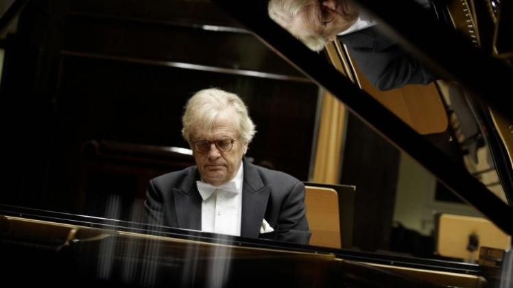 Der bekannte Pianist Justus Frantz gibt am 26. November zwei Konzerte im Bad Iburger Schloss. 