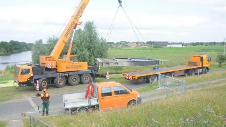 Schwergewichte unterwegs: Bereits vor einer Woche wurden die Tore aus der Schleuse in Rhede abmontiert. Gestern sind die beiden Stahlkolosse verladen und nach Papenburg transportiert worden. 