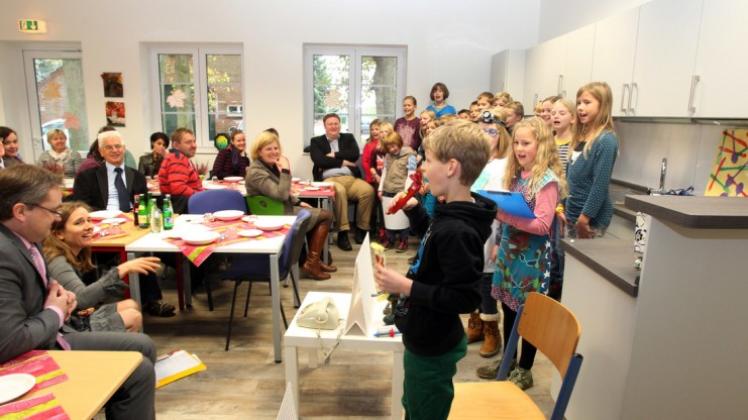 Mit frischem und fröhlichem Gesang begrüßen die Viertklässler der Grundschule Flechum-Westerloh die Gäste im neuen Gruppenraum. 