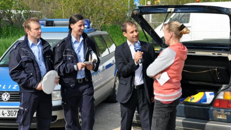 Nach einer aufreibenden Verkehrskontrolle können alle darüber lachen. Zwei verkleidete Lockvögel haben diese Autofahrerin auf die Probe gestellt - Samy Hammad (2.v.r.) klärt auf. 