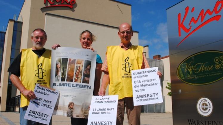 Reinhard Block (Amnesty Leer), Astrid Muckli (Kinobetriebe Muckli) und Gerold Siemer (Amnesty Papenburg; von links) werben für Kurnaz‘ Film „5 Jahre Leben“. 