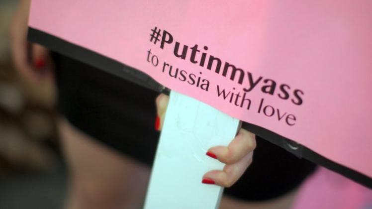 Menschen demonstrieren gegen die Menschrechtsverletzungen Homosexueller in Russland. 