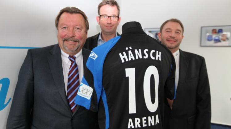 Ein Trikot als Dankeschön: Hans-Jürgen Hänsch, Andreas Kremer und Ralf Schulte (v.l.) unterschrieben am Donnerstag die Verträge über die Namensrechte der Heimspielstätte des SV Meppen, die ab 2014 Hänsch-Arena heißt. 