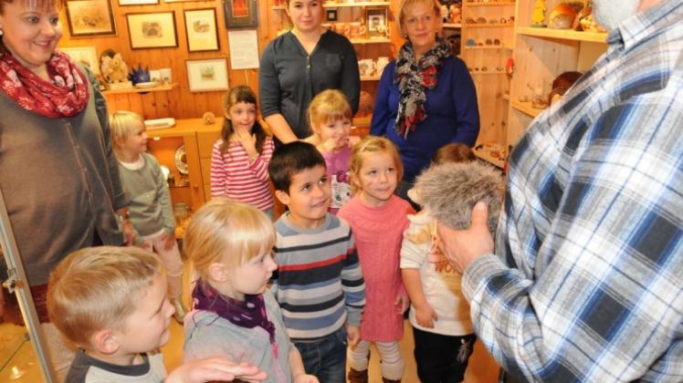 Aufmerksame kleine und große Zuhörer im Igelmuseum. Fotos: Karin Kemper