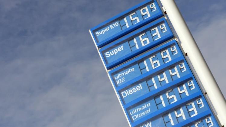 Benzin ist laut ADAC in der Regel zwischen 18 und 19 Uhr am günstigsten. 