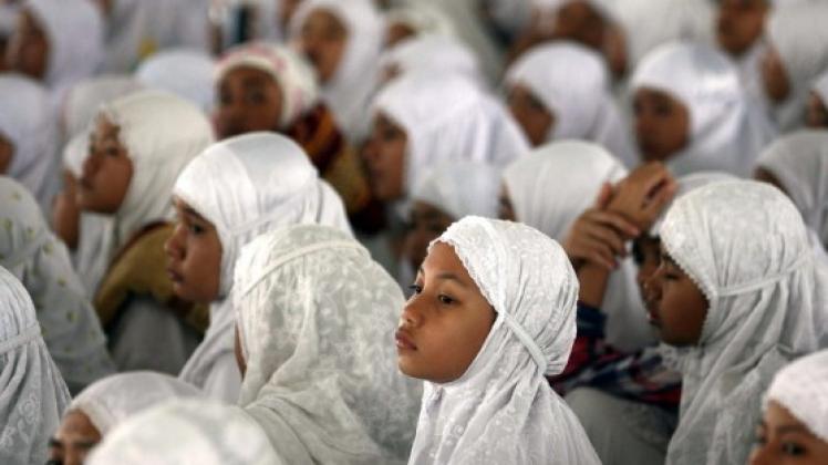 Indonesien: Studentinnen lauschen dem Imam - der Fastenmonat Ramadan hat begonnen. 