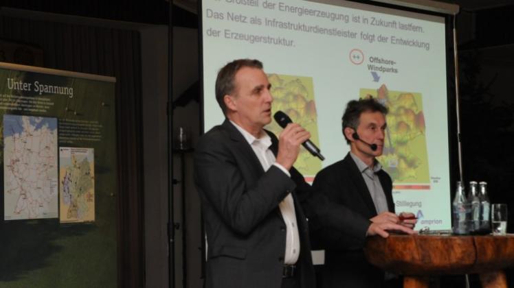 Energieminister Stefan Wenzel (links, hier mit Moderator Peter Ahmels von der DUH) schlug vor, den Trassenverlauf erneut zu diskutieren. 