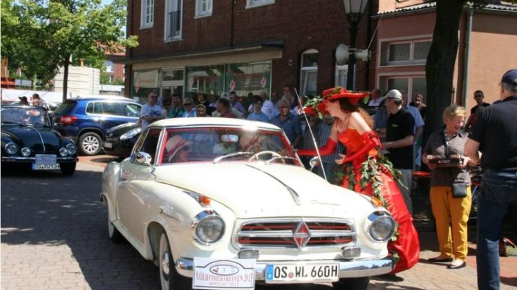 Die Sommerhüte dieser beiden Teilnehmerinnen passen zur Borgward Isabella Coupé von 1961. 