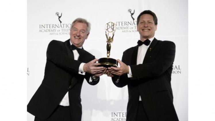 Die Produzenten Sam Davis (l) und Klaus Graf mit dem Emmy für «Das Wunder von Kärnten». 