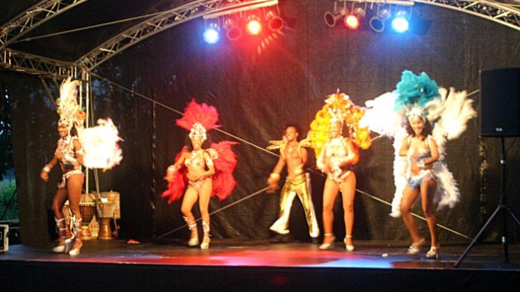 Samba auf der Bühne beim Fest der Kulturen. 