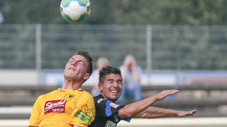 Der SV Wilhelmshaven (gelbes Trikot) muss nach einer Mitteilung des Deutschen Fußball-Bundes am Saisonende aus der Regionalliga absteigen. Sollten die Spiele annulliert werden, würde der SV Meppen profitieren. Das Team mit Martin Wagner (r.) hatte das Heimspiel gegen den SVW 0:1 verloren. 