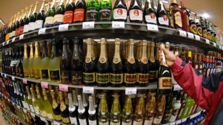 Da greifen die Nachbarn zu: Alkohol ist in Deutschland billiger als in den Niederlanden. Das sorgt im Grenzgebiet für eine Art „Alkoholtourismus“. 