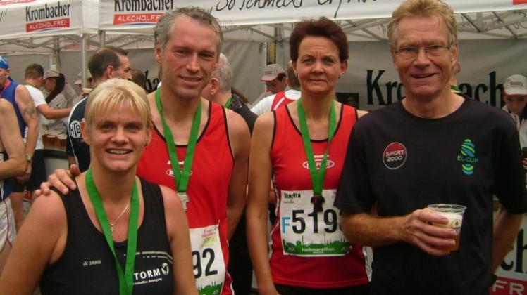 Feierten gemeinsam den fünften Niedersachsentitel für Klaus Dieter Grabowsky: (v. l.) Sonja und Ulrich Wilke, Marita Hoffrogge und M-60-Halbmarathon-Niedersachsenmeister Klaus-Dieter Grabowsky. 