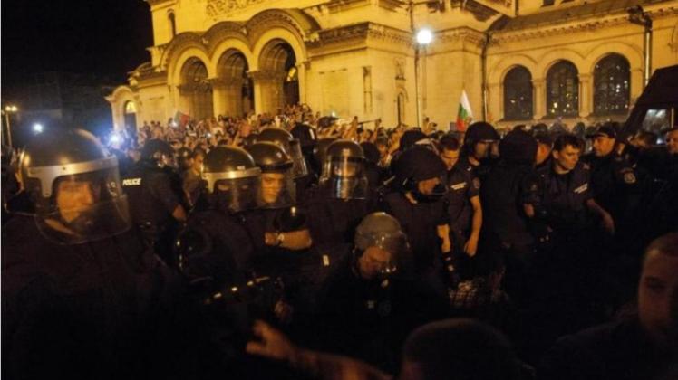 Sofia: Die Polizei löste mit einem massiven Aufgebot eine Blockade des Parlaments durch regierungsfeindliche Demonstranten auf. Sofia: Die Polizei löste mit einem massiven Aufgebot eine Blockade des Parlaments durch regierungsfeindliche Demonstranten auf.