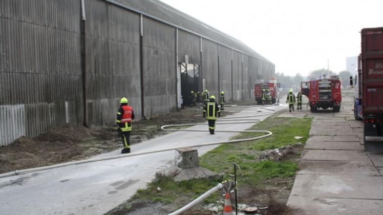 In Brand geraten ist ein Schiffswrack in dieser Halle einer Abwrackwerft am Industriehafen in Papenburg. 