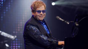 Vor einem Jahr musste Elton John seinen Auftritt in Halle/Westfalen kurzfristig absagen. Seine Fans freuen sich nun auf den 6. Juli 2014. 