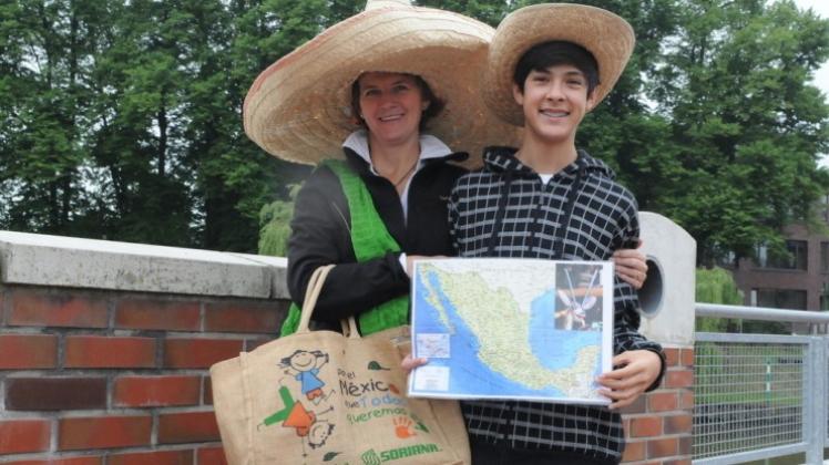 
              Um Gastfamilien für künftige Schüler aus Mexiko werben Angelica Hüls und Jorge Hernandez. 