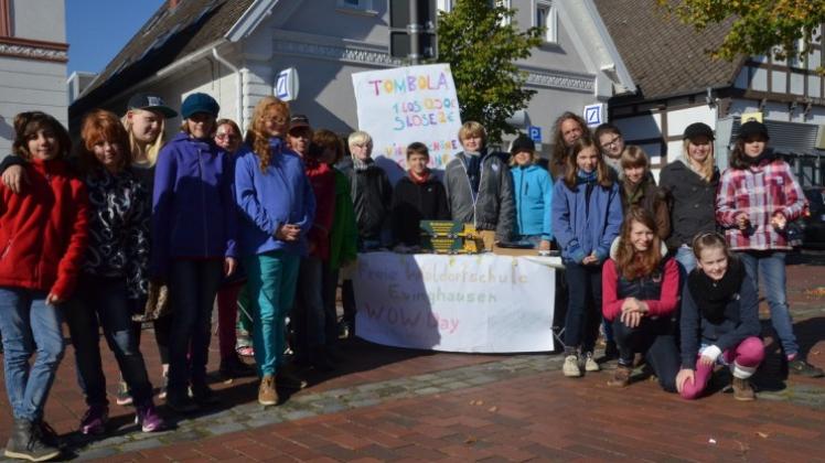 Auf dem Münsterplatz baten die Waldorfschüler um Unterstützung für ihr Anliegen. 