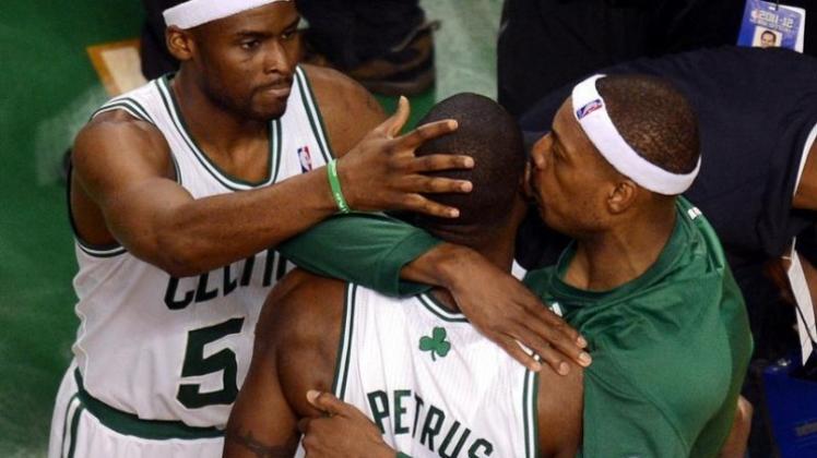 Die Spieler der Boston Celtics feiern den Sieg gegen die Miami Heat. 