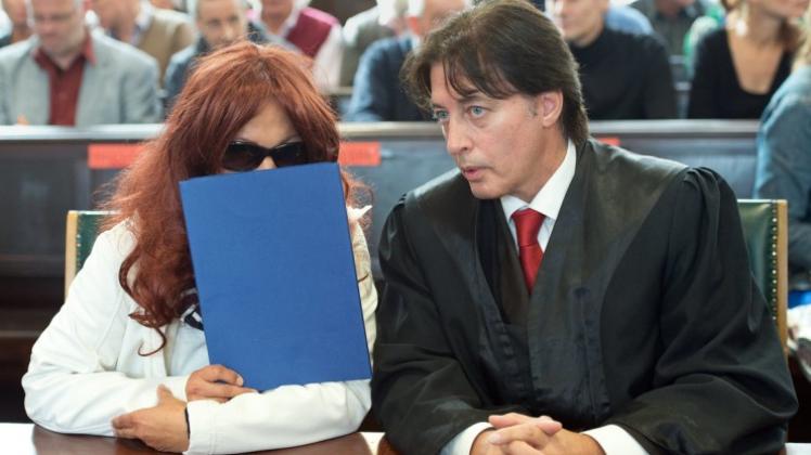 Heidi K. und ihr Anwalt Torsten Rock vor dem Landgericht in Darmstadt. Archivfoto: dpa