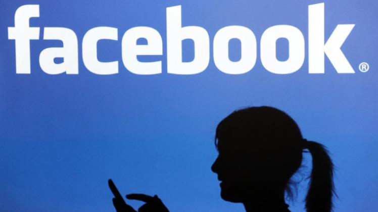 Ob mit Smartphone, Tablet oder PC: Jugendliche informieren sich im Internet am häufigsten über Facebook. Ob mit Smartphone, Tablet oder PC: Jugendliche informieren sich im Internet am häufigsten über Facebook.