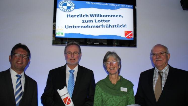 Die Akteure beim zweiten Lotter Unternehmerfrühstück in der VIP-Launch der Sportfreunde Lotte waren (von links) Gastgeber Rolf Horstmann, Bürgermeister Rainer Lammers als Veranstalter und Moderator sowie Dorothe Hünting-Boll von der IHK und Unternehmensberater Rainer Lechtenfeld.