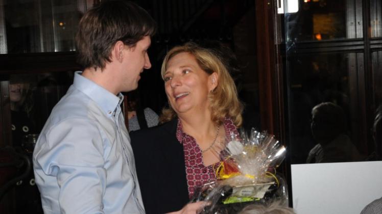 Mit einem dicken Kuss auf die Wange dankte Daniela De Ridder Andreas Kröger für die Arbeit der Lingener im Wahlkampf. 