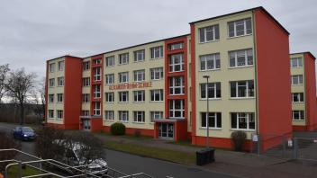 Es wird diskutiert, ob die Toiletten der Grundschule Sternberg saniert werden.