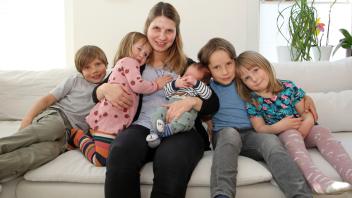 Vergnügt: Daniela Bielak mit ihren Kindern (v.l.) Noah, Sophie, Bjarne, Jonas und Ella. 