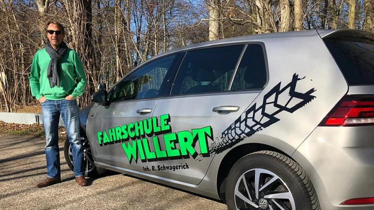 Fahrschulleiter Rainer Schwagerick präsentiert eines der Autos der Fahrschule Willert.