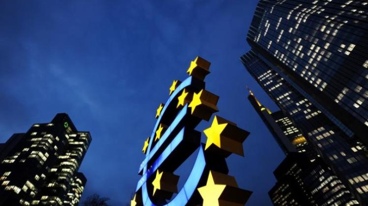 Die Euro-Skulptur des Künstlers Otmar Hörl vor der Zentrale der Europäischen Zentralbank: Die EZB dreht erwartungsgemäß nicht an der Zinsschraube.