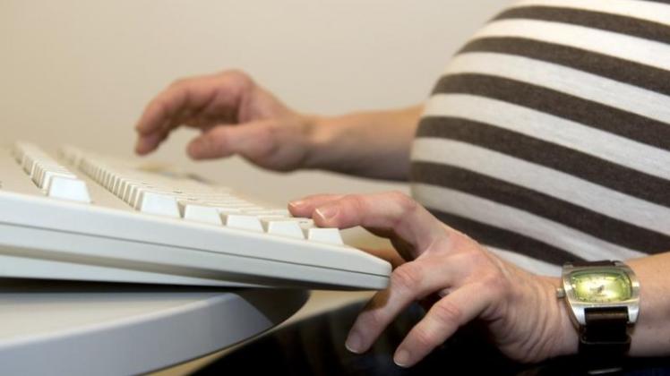 Wenn der Bauch schon so gut sichtbar ist, ist es eindeutig zu spät, dem Chef von der Schwangerschaft zu erzählen. (Bild: Schierenbeck/dpa/tmn) Wenn der Bauch schon so gut sichtbar ist, ist es eindeutig zu spät, dem Chef von der Schwangerschaft zu erzählen. (Bild: Schierenbeck/dpa/tmn)