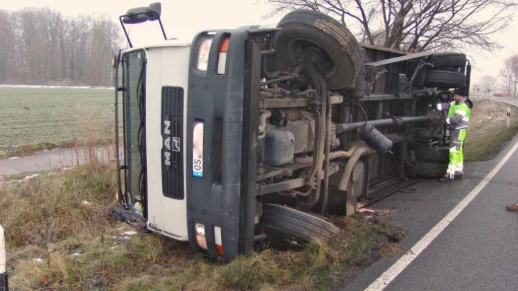 Nach einem Unfall auf der B 218 zwischen Venne und Schwagstorf kippte der beteiligte Lkw auf die Seite, der Fahrer blieb unverletzt. 