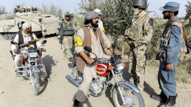 Bundeswehrsoldaten, afghanische Polizei und Angehörige der Bürgerwehr im Distrikt Char Darreh bei Kundus an einem Checkpoint: In Afghanistan sind zwei Leichen gefunden worden. Den Behörden zufolge handelt es sich um die vermissten Deutschen.