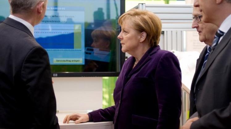 Bundeskanzlerin Angela Merkel (CDU), der Ministerpräsident von Sachsen, Stanislaw Tillich (CDU, r), Bundeswirtschaftsminister Rainer Brüderle (FDP, 2.v.r.), auf dem 5. Nationalen IT-Gipfel in Dresden.