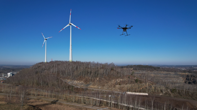Lasergenau: Mit dieser Drohne wurden die Setzungen der früheren Mülldeponie auf dem Piesberg vermessen. Lasergenau: Mit dieser Drohne wurden die Setzungen der früheren Mülldeponie auf dem Piesberg vermessen.