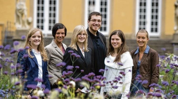 Vor dem Schloss stellen sich die Projektleiter (von links) Anna Kröner, Kathrin Knüppe, Kirsten Meyer, Christian Huesmann, Geeske Scholz und Marina Stalljohann auf.