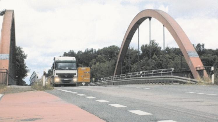 Der Schutz vor Korrosion an der Brücke über den Mittellandkanal – Osnabrücker Straße – muss erneuert werden. Deshalb wird die Brücke bald aufwendig eingerüstet. Mit Verkehrseinschränkungen ist zu rechnen. 
