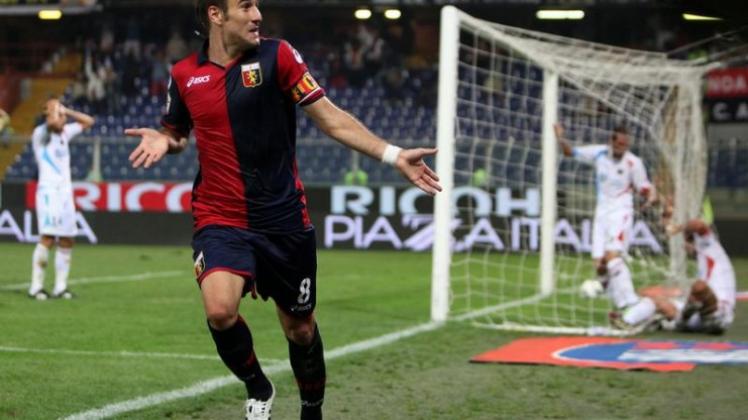 Rodrigo Palacio erzielt für den neuen Tabellenführer Genua zwei Treffer.
