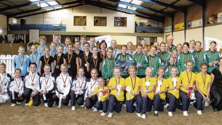Die Bezirksmeister im Voltigieren mit den Longenführern (vorne, v.l.): RF Twist und RFV Lingen III sowie (Mitte, v. l.) das Juniorteam RFV Lingen und VS Haren II und (hinten, v.l.) das M-Team RFV Lingen sowie VS Haren I (hinten, v.l.). Die Bezirksmeister im Voltigieren mit den Longenführern (vorne, v.l.): RF Twist und RFV Lingen III sowie (Mitte, v. l.) das Juniorteam RFV Lingen und VS Haren II und (hinten, v.l.) das M-Team RFV Lingen sowie VS Haren I (hinten, v.l.).
