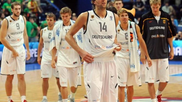 Wie geht es mit Dirk Nowitzki (M) und der deutschen Basketball-Nationalmannschaft weiter?