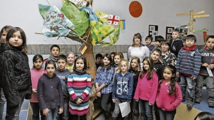 Der Baum des Anstoßes: Die Grundschüler haben den Baum gestaltet, ihn zieren die Namen der Kinder oder aber Flaggen von Ländern, aus denen sie kommen. 