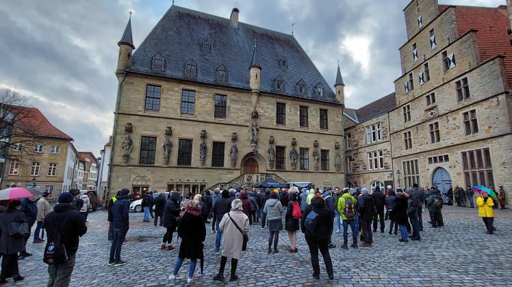 200 Menschen hatten sich am Donnerstagabend auf dem Osnabrücker Markt zur „Mahnwache“ gegen eine Impfpflicht versammelt.