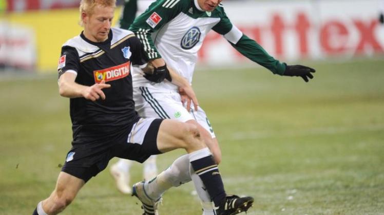 Wolfsburgs Edin Dzeko (r) attackiert den Hoffenheimer Andreas Ibertsberger.