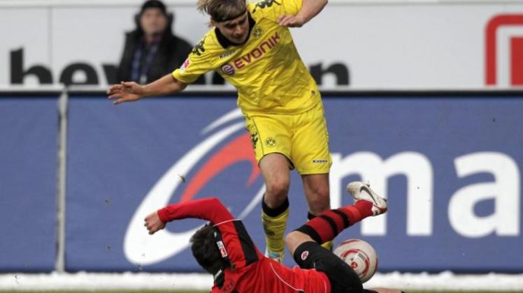 Der Dortmunder Marcel Schmelzer (o) überspringt Frankfurts Aleksandar Vasoski.