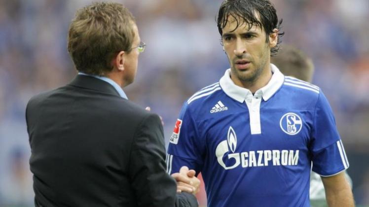 Können Schalke-Coach Ralf Rangnick (l) und Raúl pünktlich in die Europa League starten?