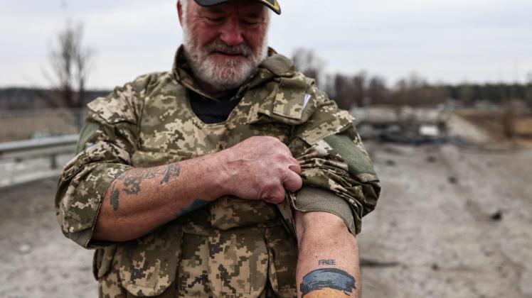 Steven Straub die ukrainische Flagge und die Worte „Free Ukraine“ auf den linken Unterarm tätowieren lassen