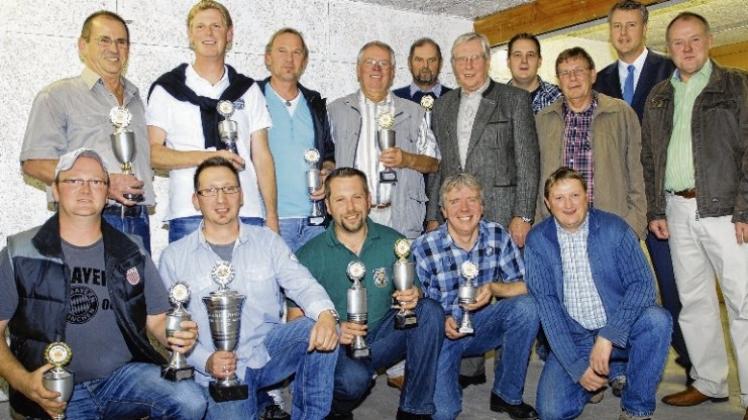 Starke Beteiligung im Jubiläumsjahr: Stolz präsentieren die Stadtmeister in Meppen ihre Pokale. 